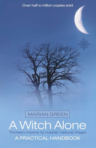 A Witch Alone: Thirteen moons to master natural magic: New edition - Marian Green